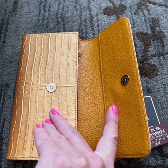 Gold Leather Wallet/Clutch faux Crocodile Banyanu NWT, Authenticity Card w/# - Picture 5 of 14